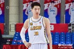 朱俊龍表現(xiàn)穩(wěn)定貢獻(xiàn)8分7籃板3助攻2搶斷