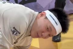 雷蒙和奧莫特佩戴“WE ARE FANBO”發(fā)帶并肩作戰(zhàn)