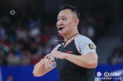 媒體人：楊鳴直言看到3個(gè)裁判拉扯感到痛苦，不搶戲是基本底線