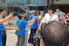 北京男籃赴杭備戰(zhàn) 球迷送行助威盼打回北京