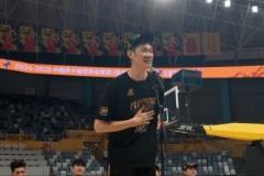 他值得！胡金秋真情發(fā)言，廣廈球迷熱情回應(yīng)喊出“MVP”