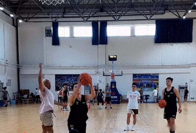 探營廣東二沙集訓(xùn)基地，胡明軒徐杰杜潤旺亮相談訓(xùn)練重點(diǎn)