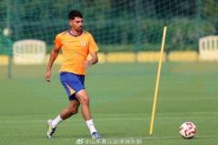 山東泰山教練團(tuán)隊帶領(lǐng)球隊進(jìn)行恢復(fù)訓(xùn)練