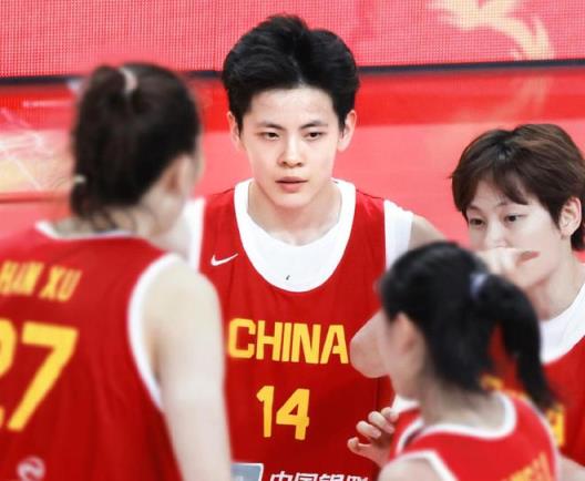 張子宇閃耀賽場(chǎng)！23歲中國女籃新星崛起，宮魯鳴布局完美搭檔