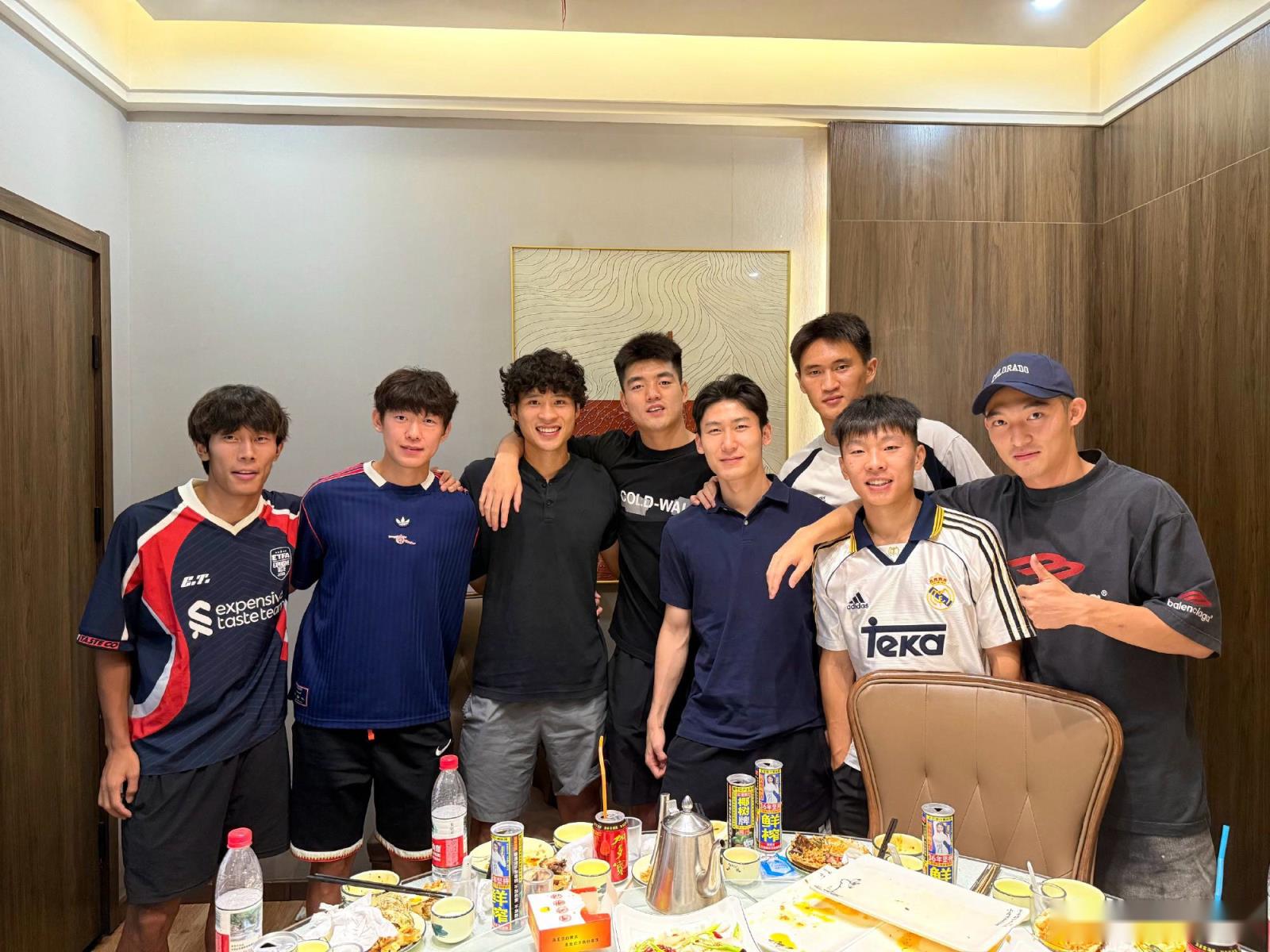 老隊(duì)友聚首共憶當(dāng)年，陜西與重慶賽后國(guó)安青訓(xùn)8人重聚