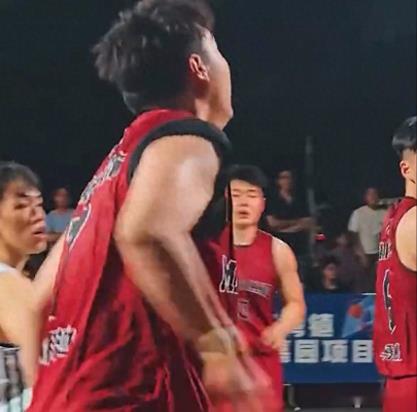 張明池徹底釋放了！離開廣東成大肥池，野球場(chǎng)嘻哈打快樂籃球